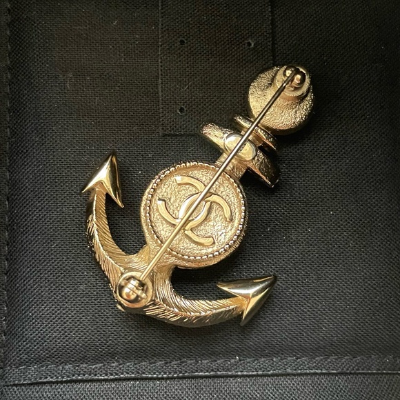 AUTHENTIC NIB CHANEL Gold Anchor Brooch with Mother of Pearl & White Crystals - Picture 5 of 8